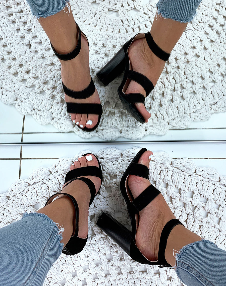 Sandales en suédine noires à talons et à multiples brides