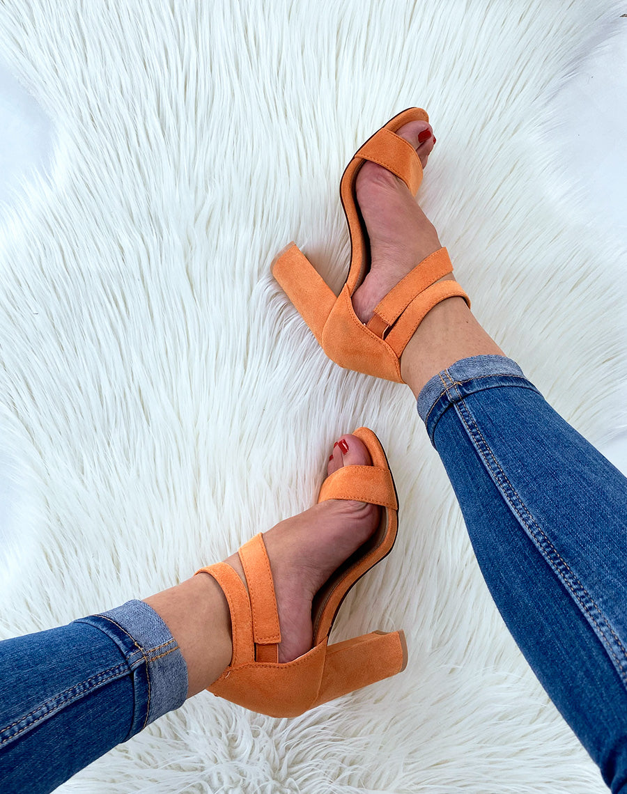 Sandales en suédine oranges à multiples brides et à talons carrés