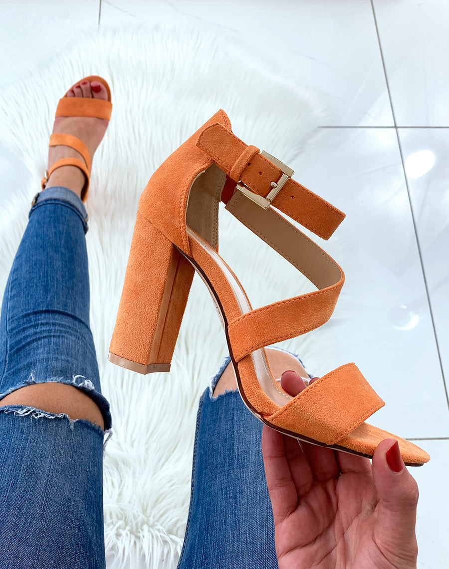 Sandales en suédine oranges à multiples brides et à talons carrés