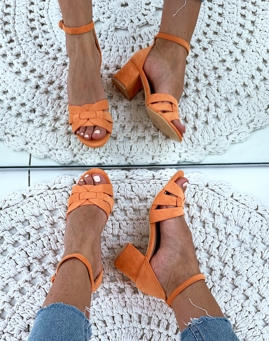 Sandales en suédine oranges à petits talons carrés et larges brides fantaisies
