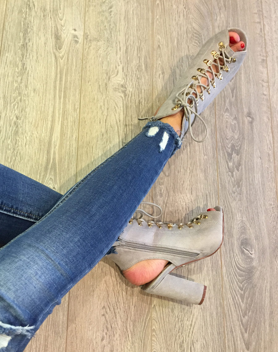 Sandales en suédine ouvertes grises à talons