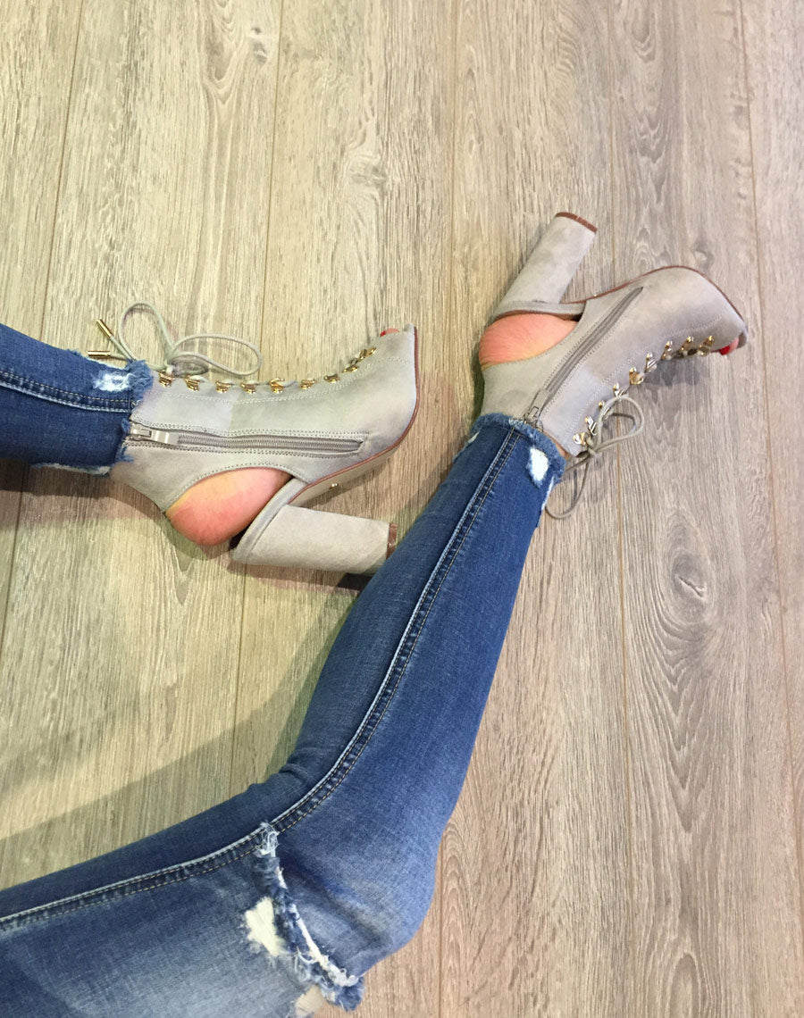 Sandales en suédine ouvertes grises à talons