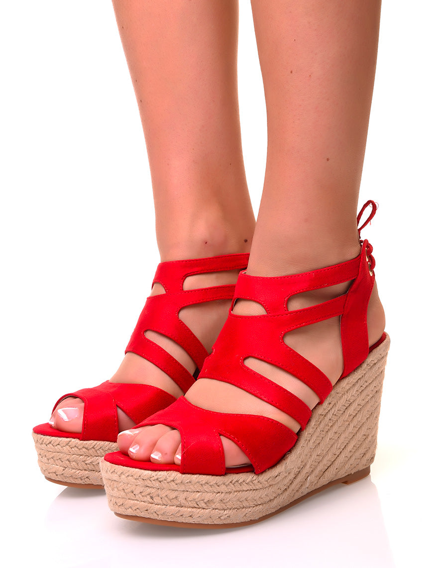 Sandales en suédine rouge à talons compensés