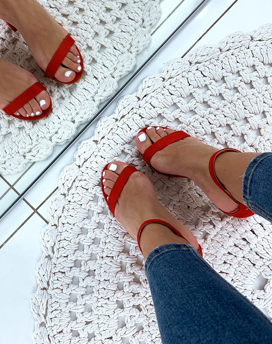 Sandales en suédine rouges à talons carrés