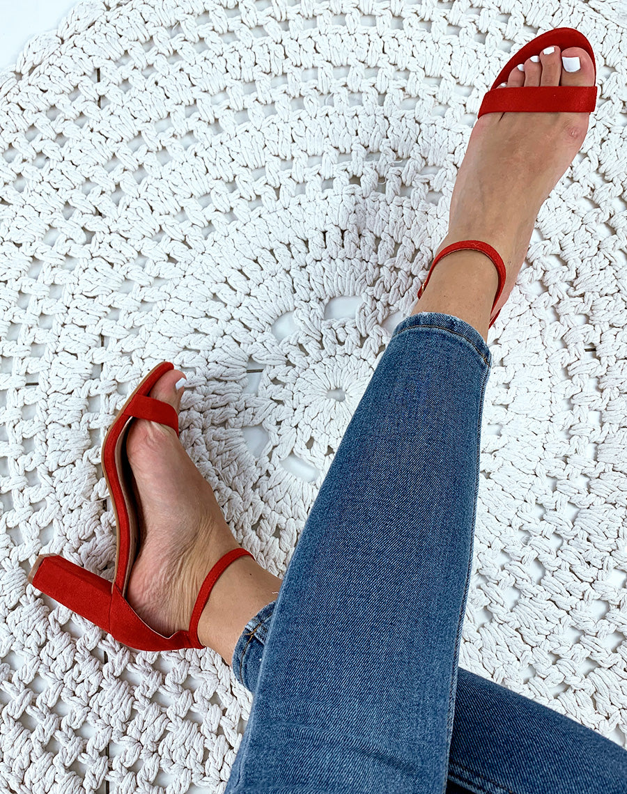 Sandales en suédine rouges à talons carrés