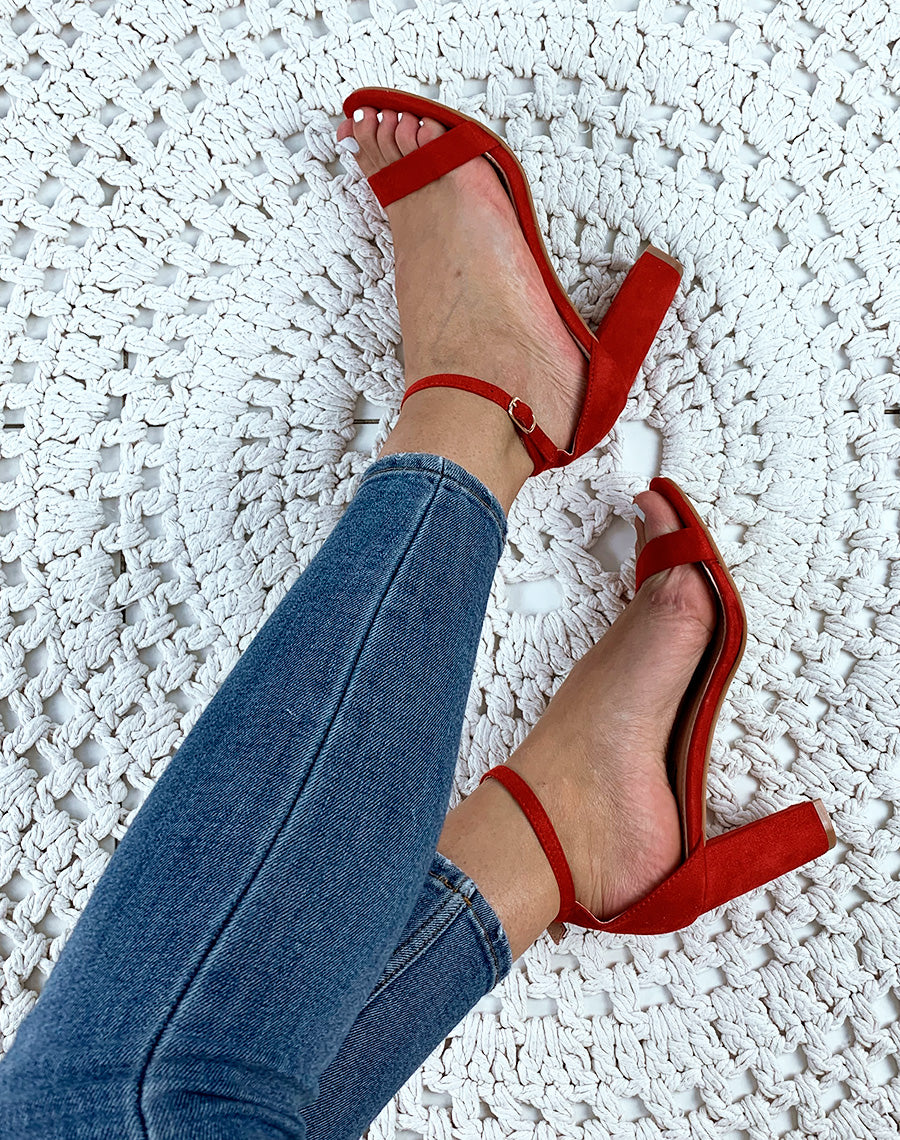 Sandales en suédine rouges à talons carrés