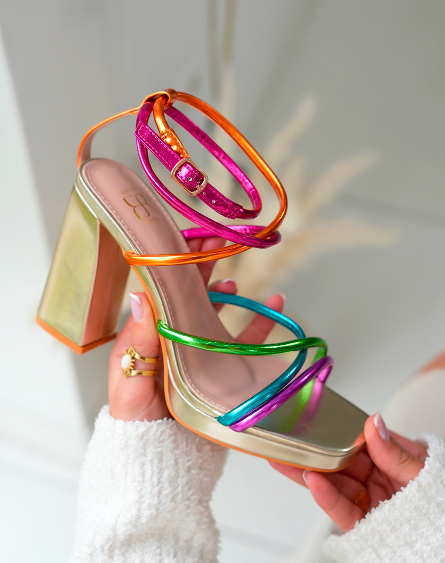 Sandales femme dorées élégantes à talon haut multicolore et bride ajustable
