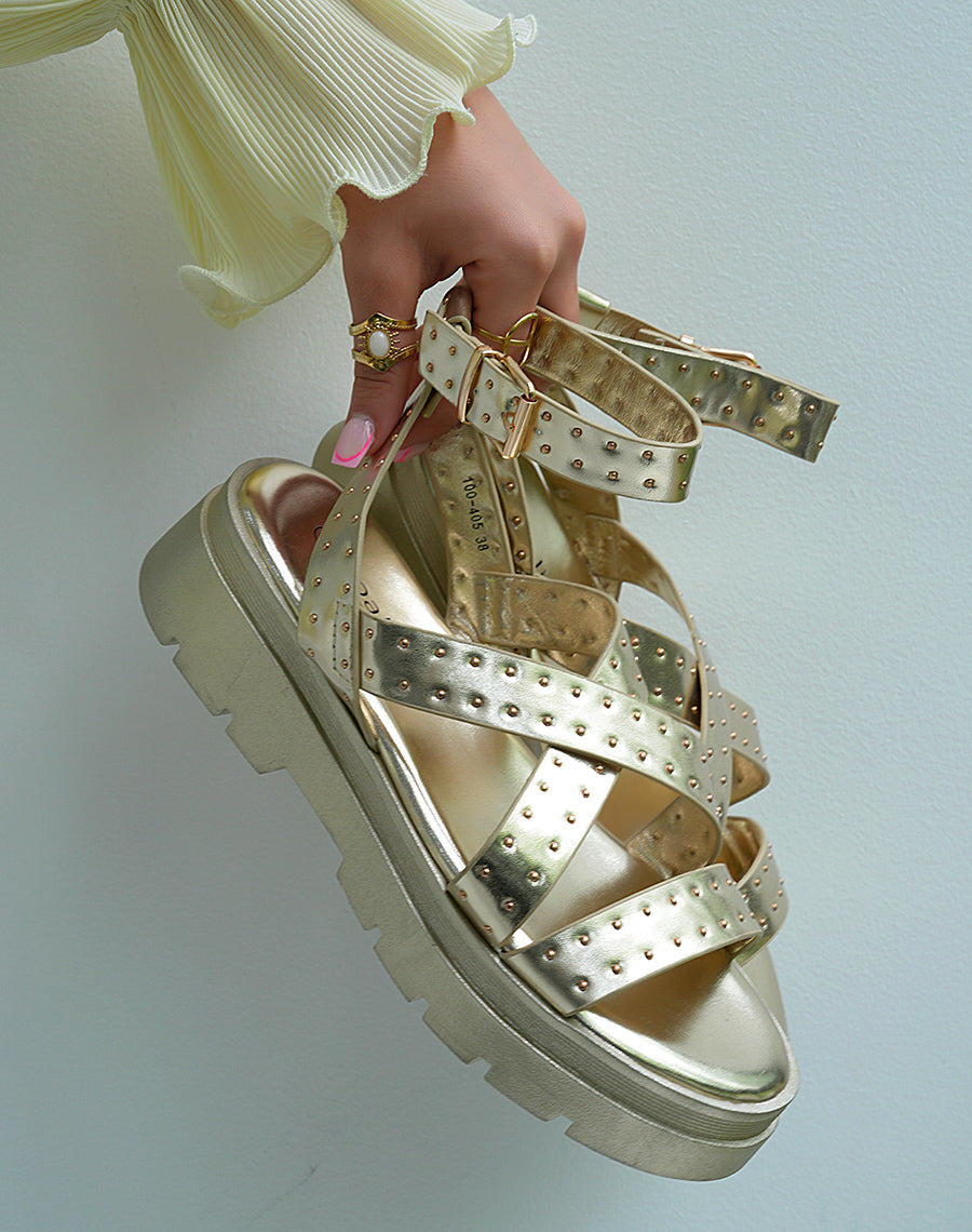 Sandales femme dorées tendance avec semelle épaisse crantée et brides cloutées