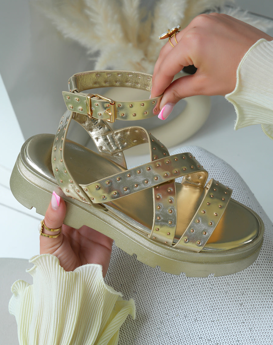 Sandales femme dorées tendance avec semelle épaisse crantée et brides cloutées