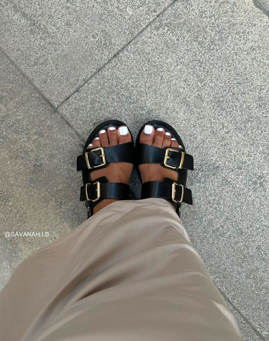Sandales femme noires à semelle épaisse et détails dorés