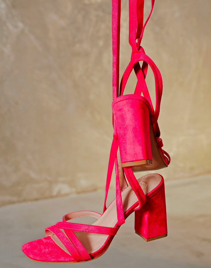 Sandales fushia à brides fines croisées à lacet et à talon