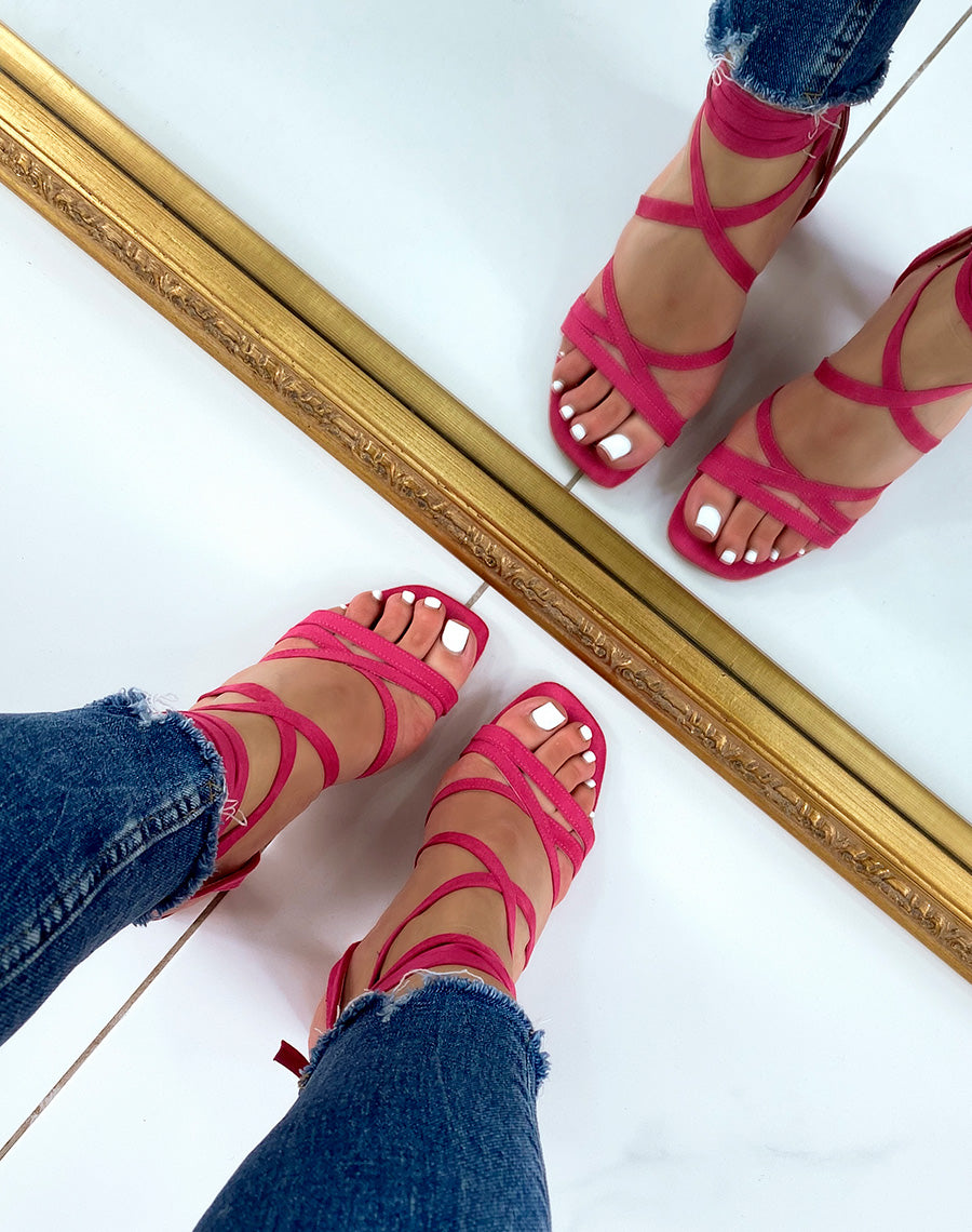 Sandales fushia à brides fines croisées à lacet et à talon