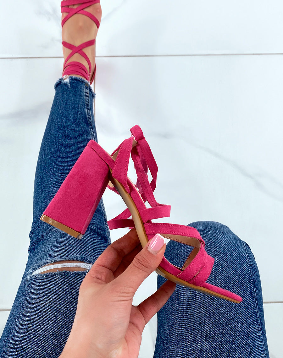 Sandales fushia à brides fines croisées à lacet et à talon
