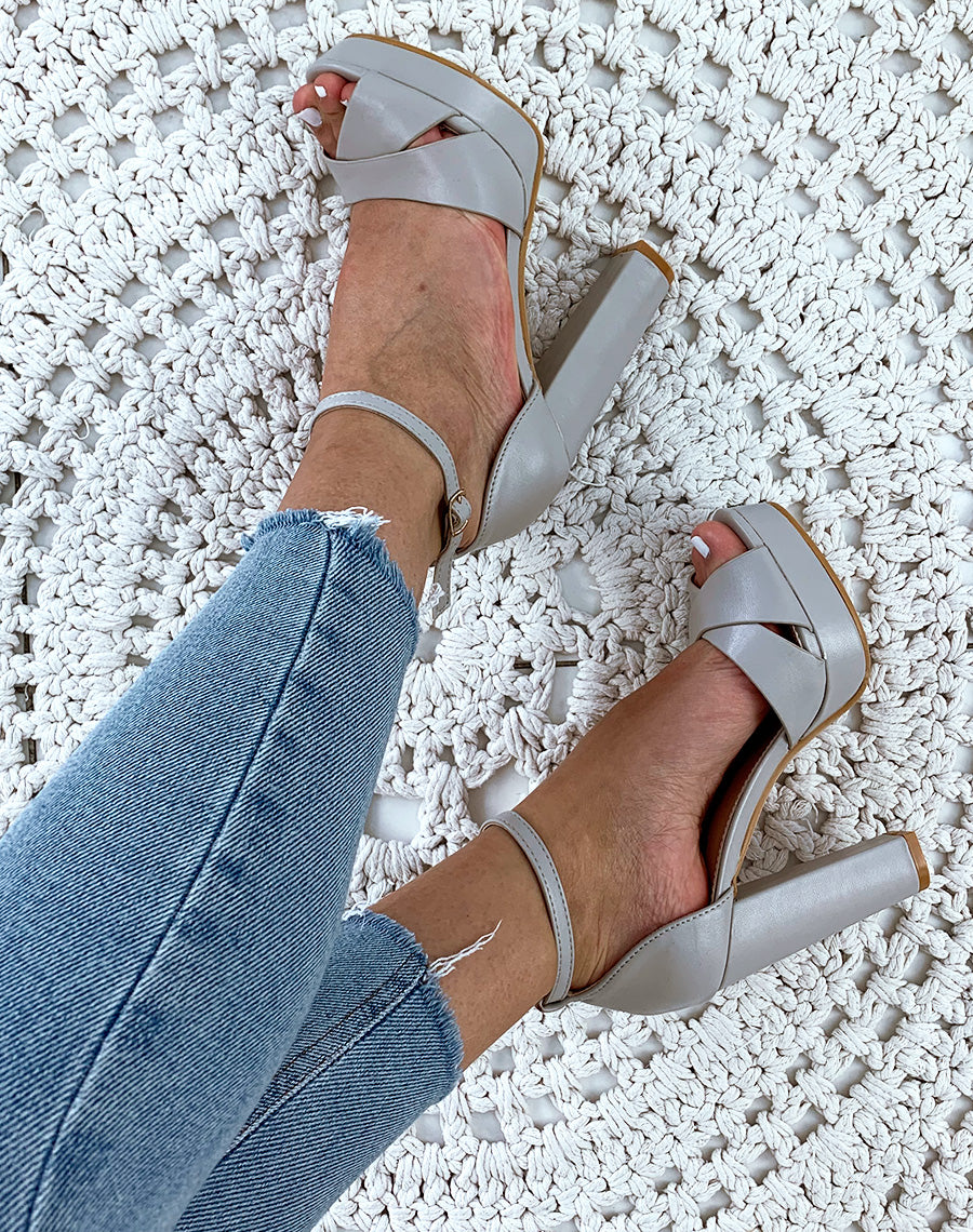 Sandales gris clair mat à talon carré et à plateforme