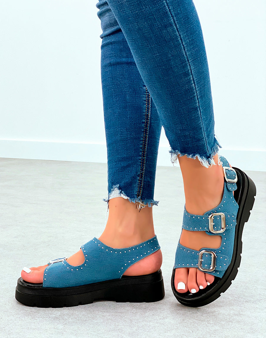 Sandales jeans cloutés à multiples lanières et à la boucle réglable