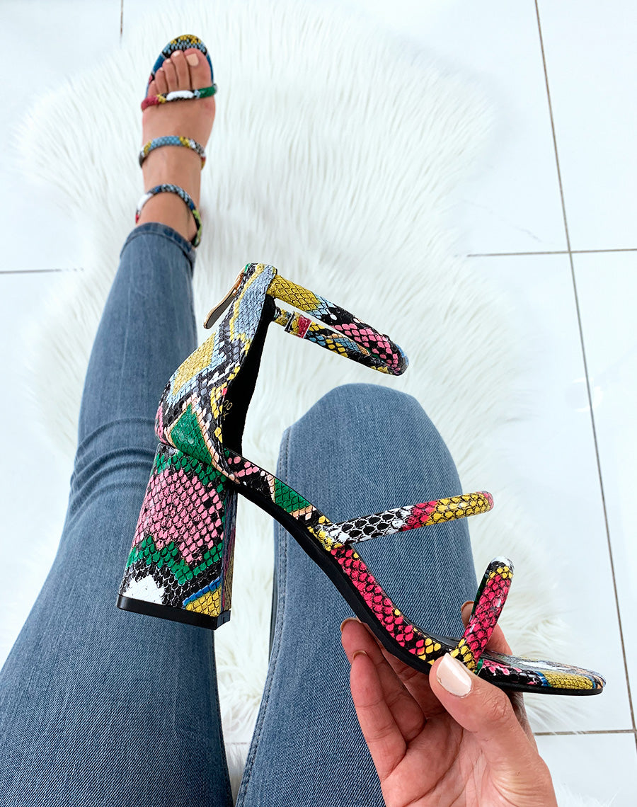 Sandales multicolores effet python à multiples lanières et à talons carrés