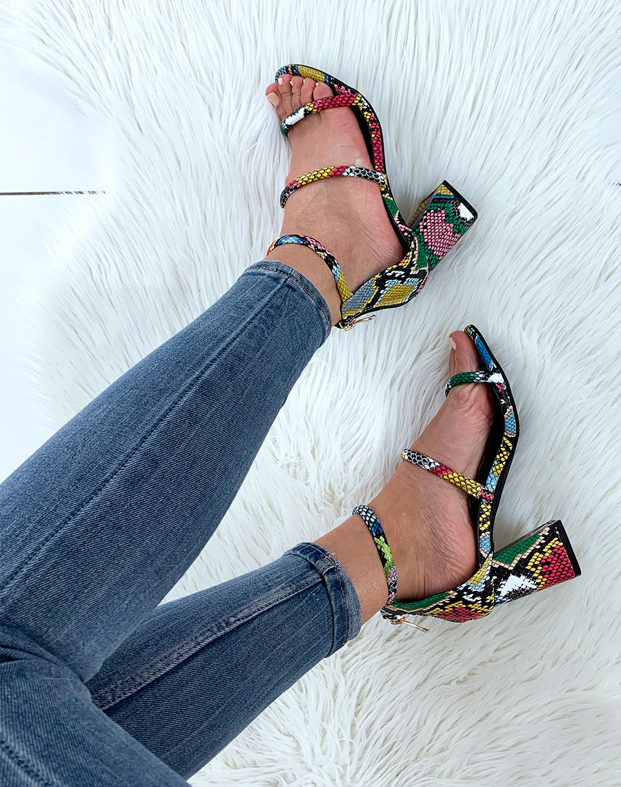 Sandales multicolores effet python à multiples lanières et à talons carrés