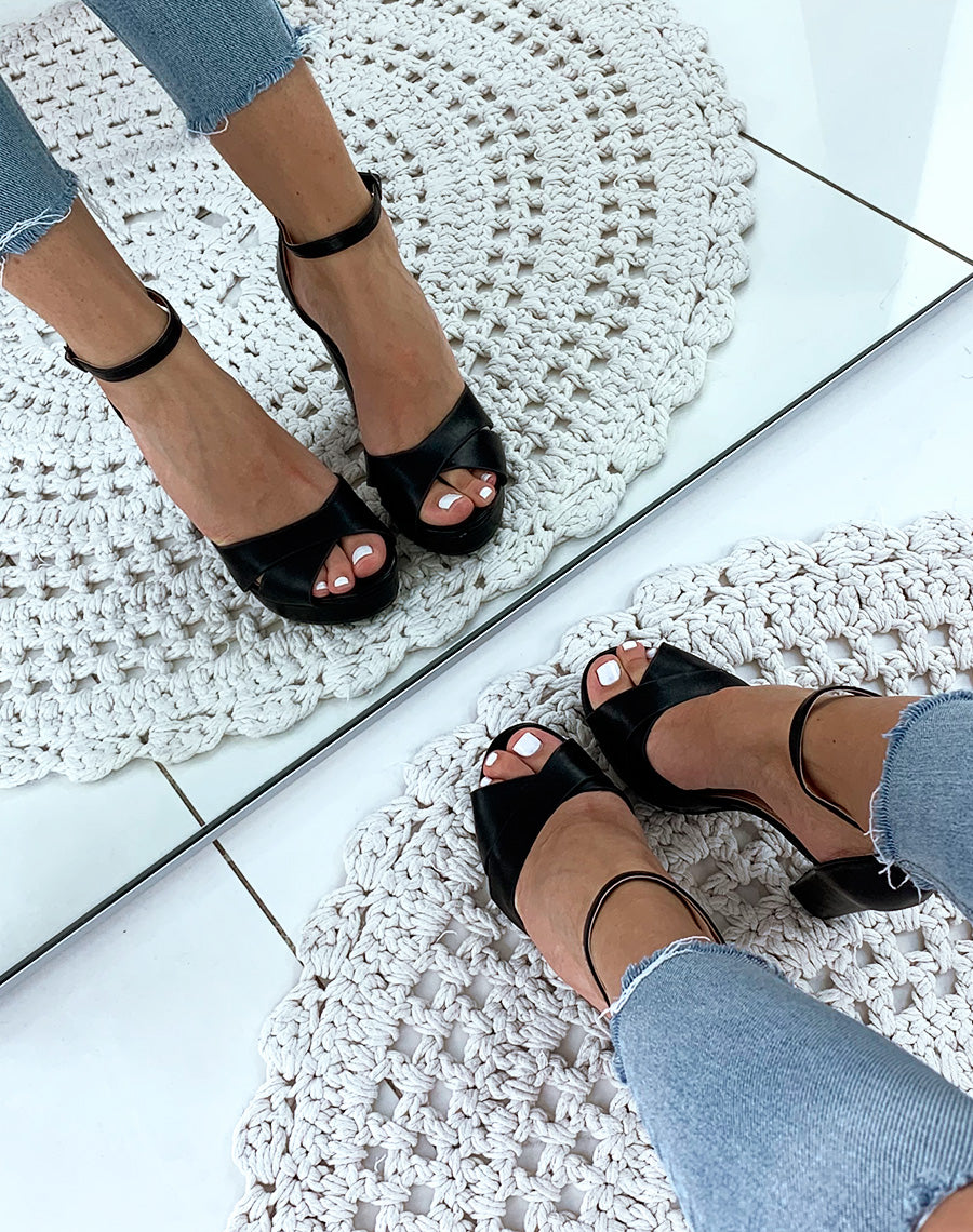 Sandales noir mat à talon carré et à plateforme