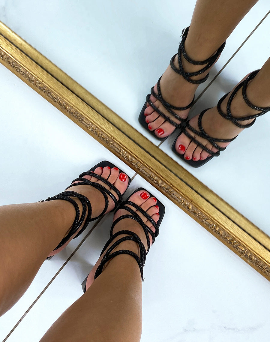 Sandales noire à strass et talon carré 