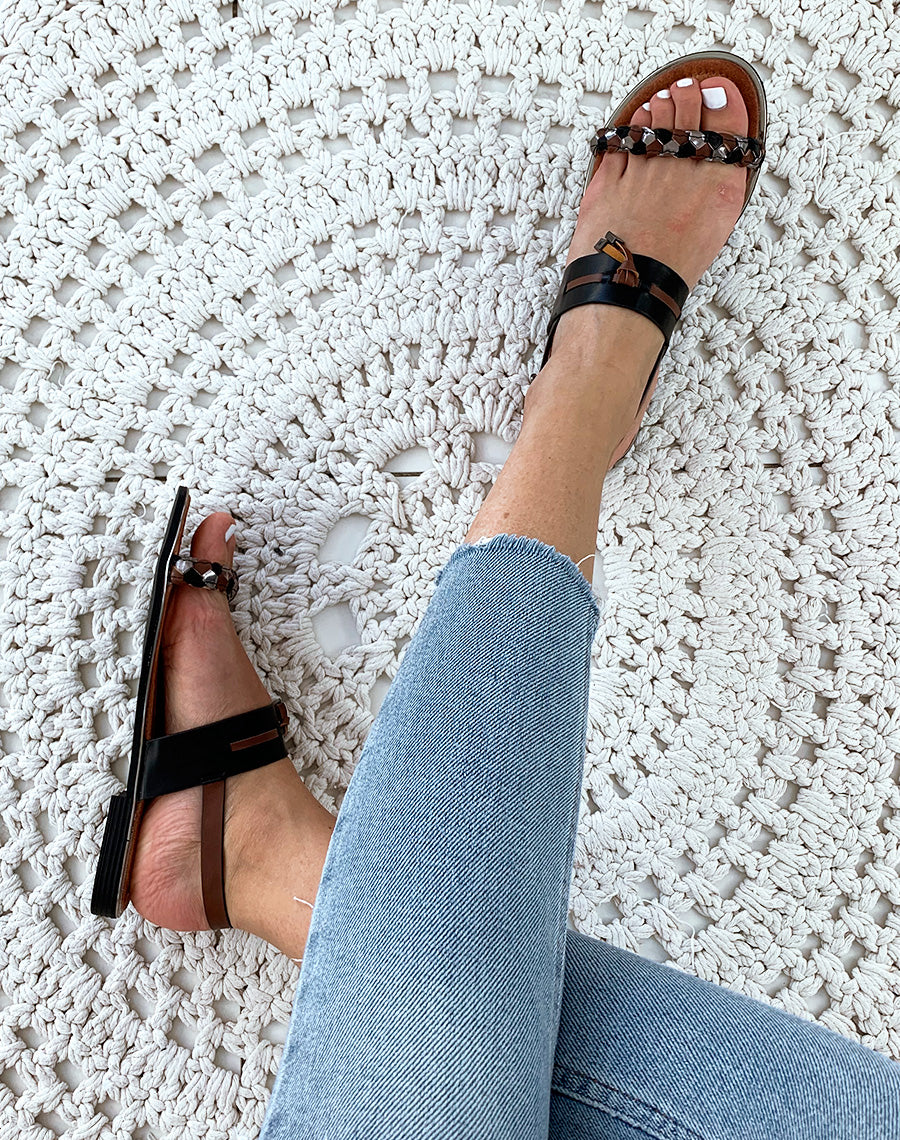 Sandales noires à bride multicolore tressée et bride fantaisiste