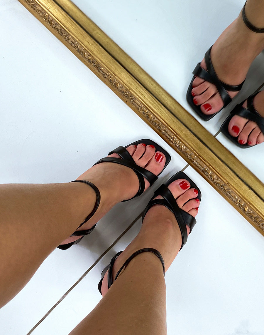 Sandales noires à brides entrecroisées et talon épais