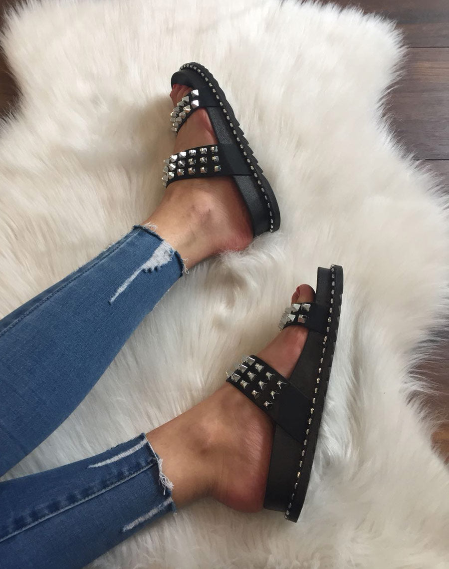 Sandales noires à clous carrés