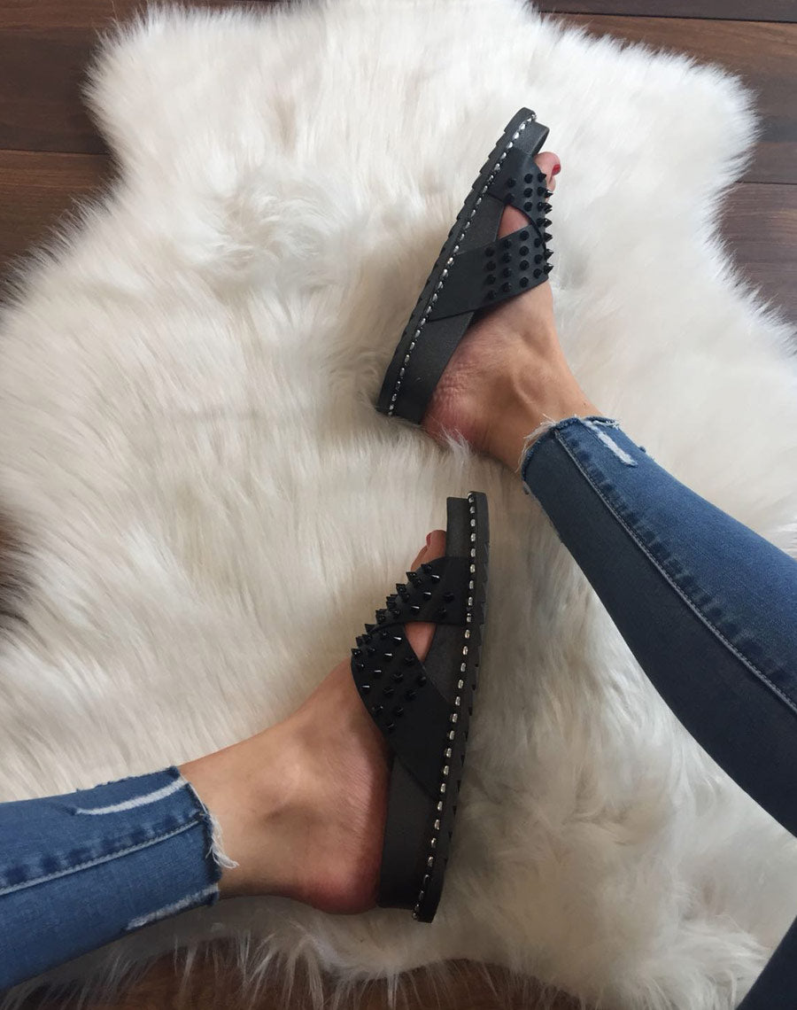 Sandales noires à clous croisés