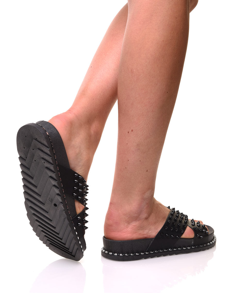 Sandales noires à clous croisés