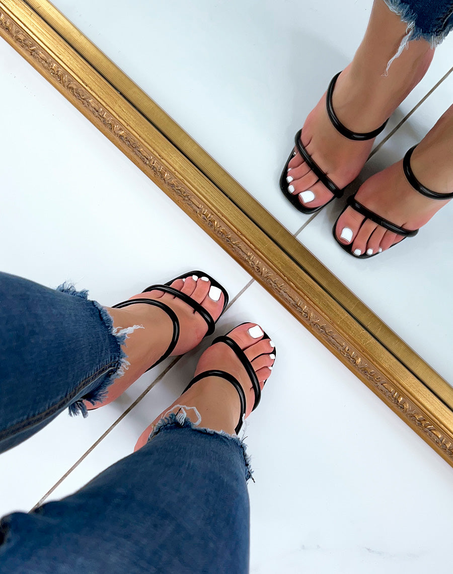 Sandales noires à double brides fines à talon