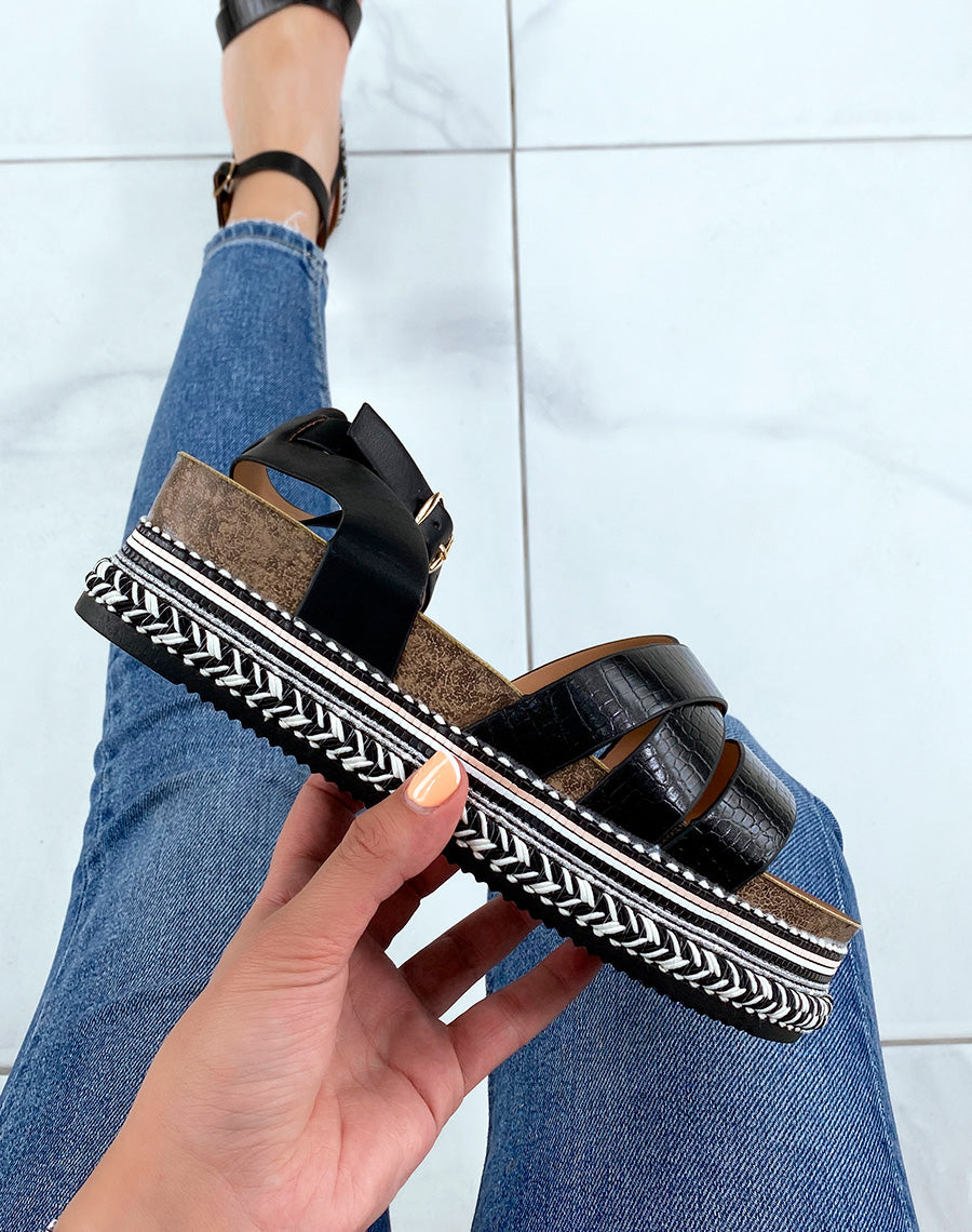 Sandales noires effet croco avec semelle épaisse et motifs aztèques