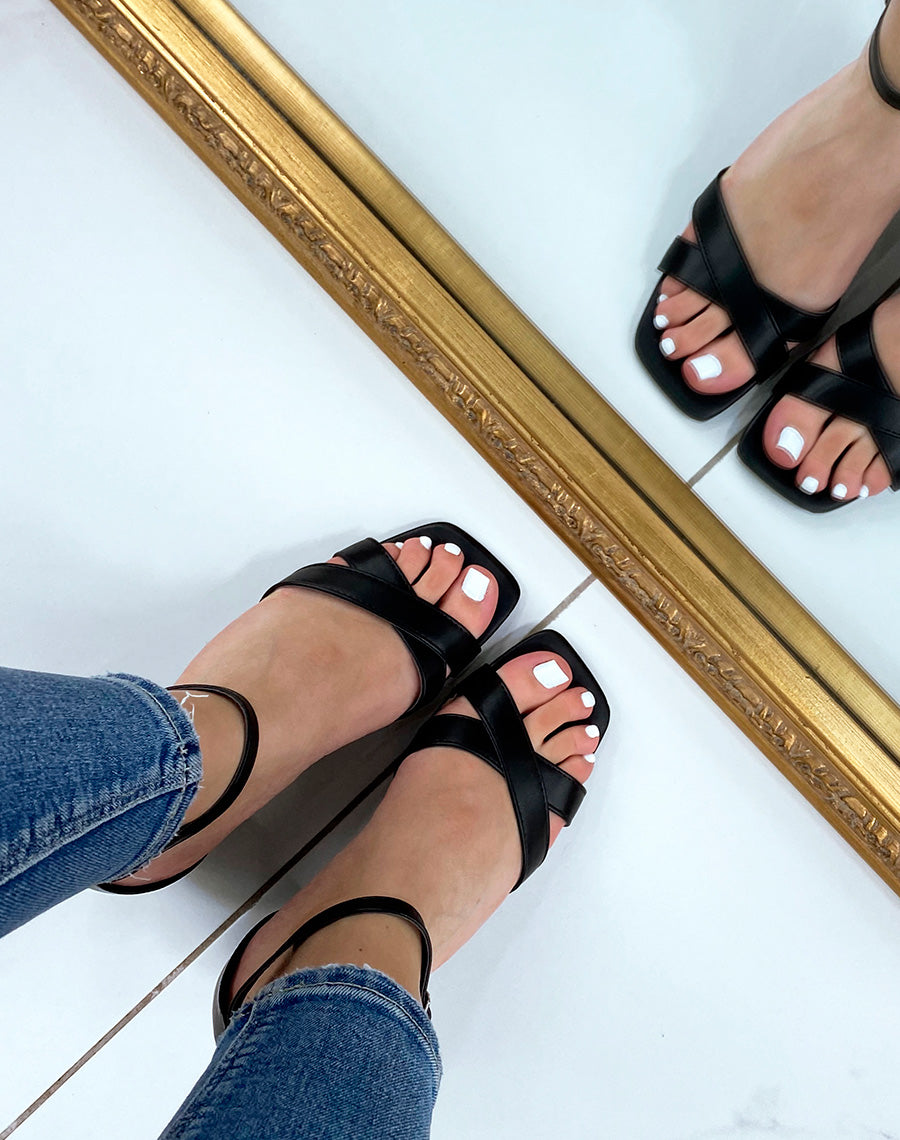 Sandales noires à petits talons carrés et brides entrecroisées