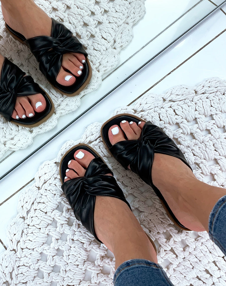 Sandales noires plates à brides entrecroisées
