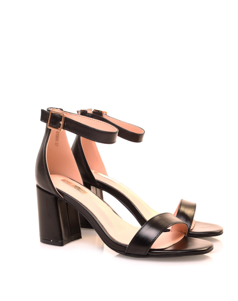 Sandales noires à talons carrés