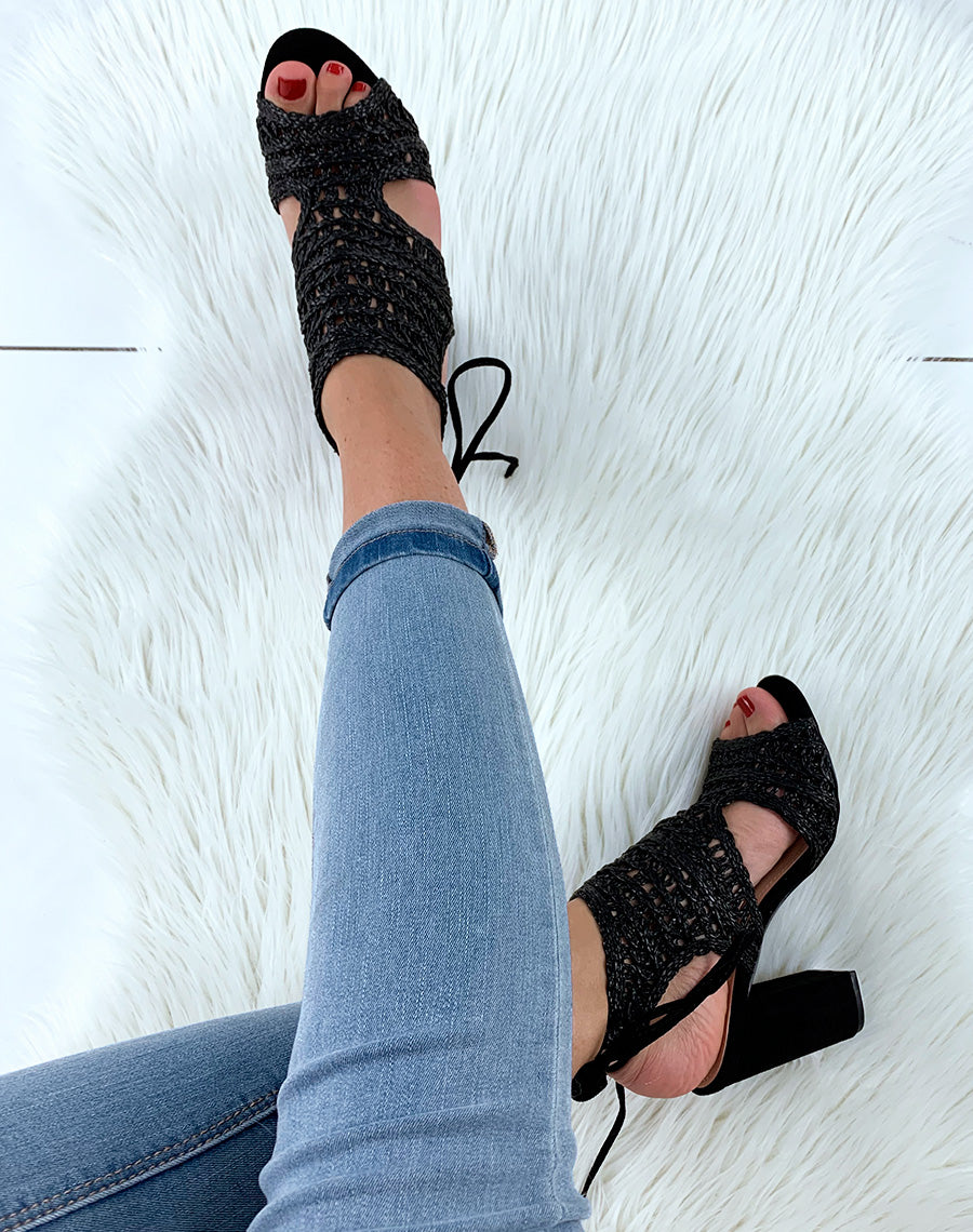 Sandales noires à talons carrés et à lacets bi-matières