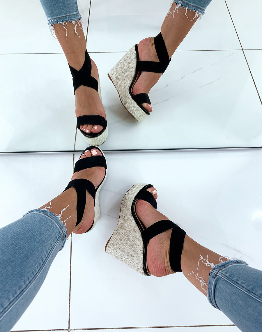 Sandales noires à talons compensés en osier