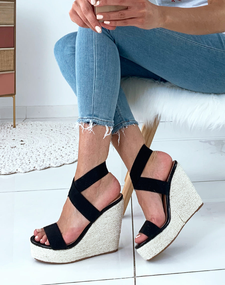 Sandales noires à talons compensés en osier
