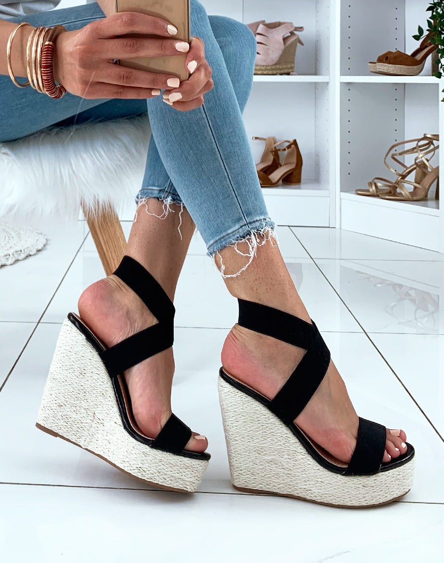 Sandales noires à talons compensés en osier