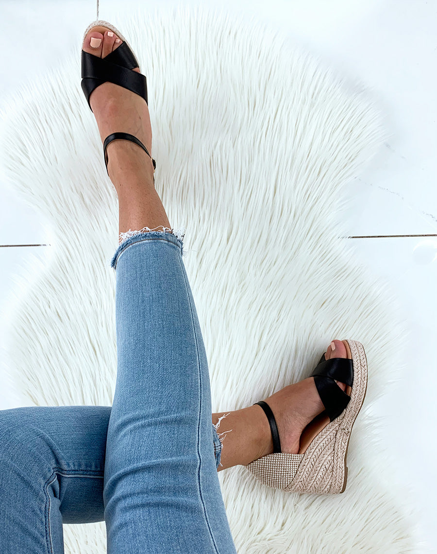 Sandales noires à talons compensés et à lanières croisées