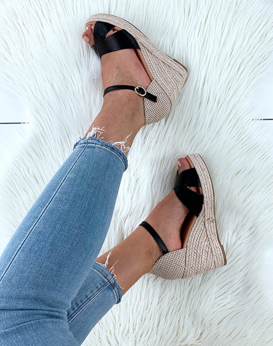 Sandales noires à talons compensés et à lanières croisées