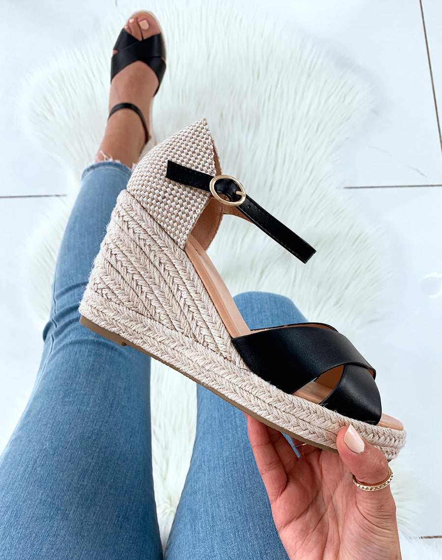 Sandales noires à talons compensés et à lanières croisées