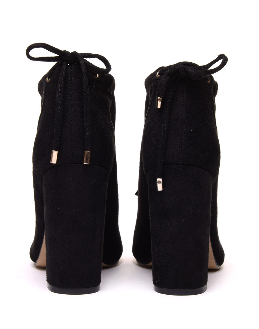 Sandales noires à talons en suédine