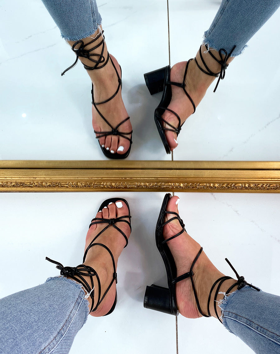 Sandales noires à talons et à lacets entrecroisés