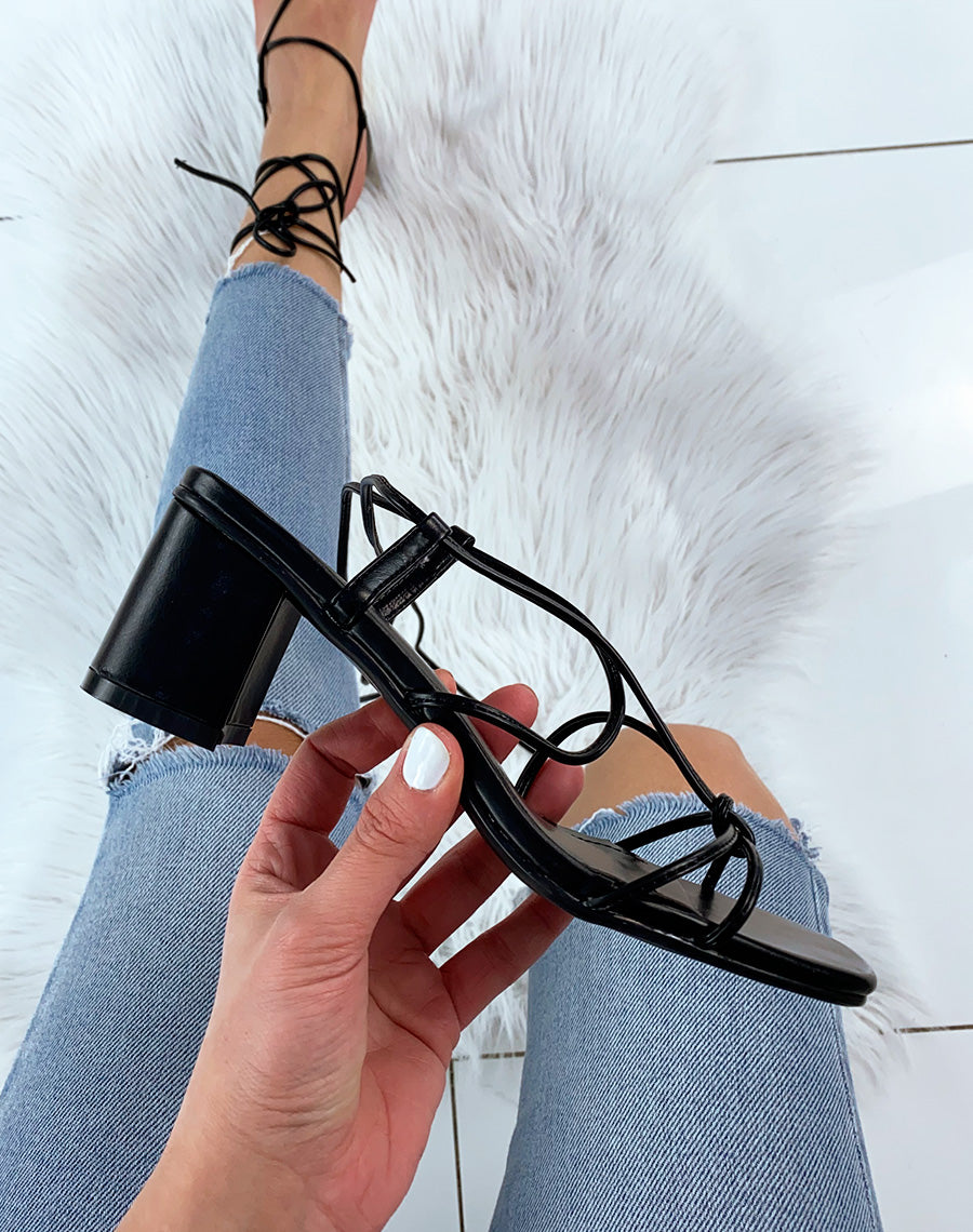 Sandales noires à talons et à lacets entrecroisés