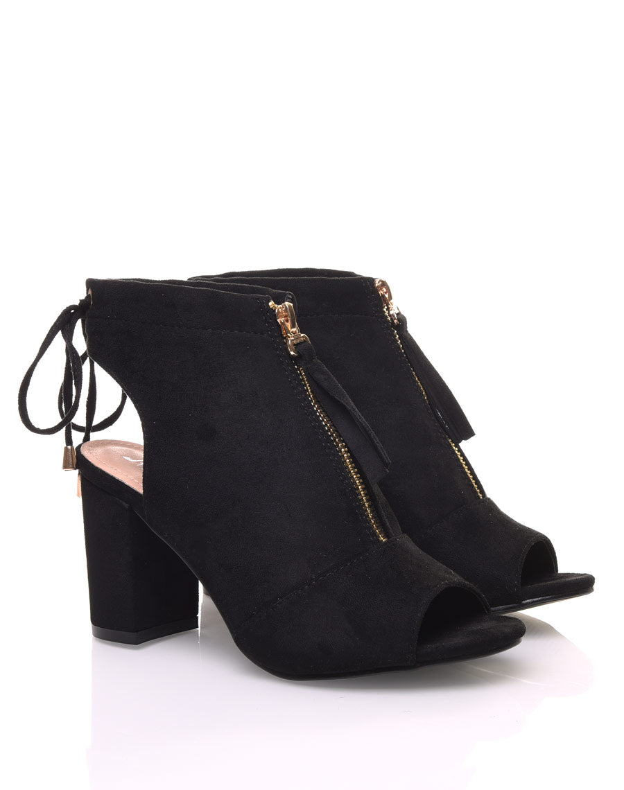 Sandales noires à talons à fermeture avant