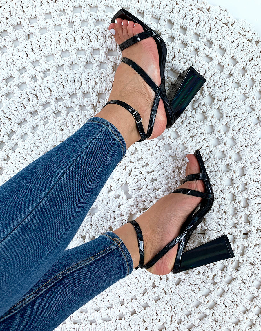 Sandales noires vernies à talons et à multiples lanières
