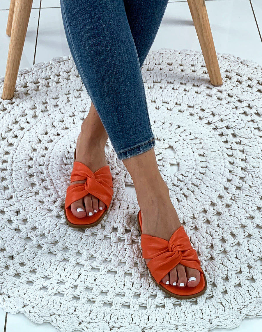 Sandales orangées plates à brides entrecroisées