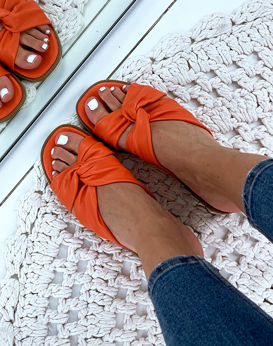Sandales orangées plates à brides entrecroisées