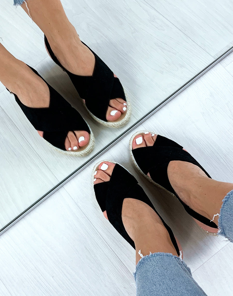 Sandales ouvertes en suédine noires à talons compensés