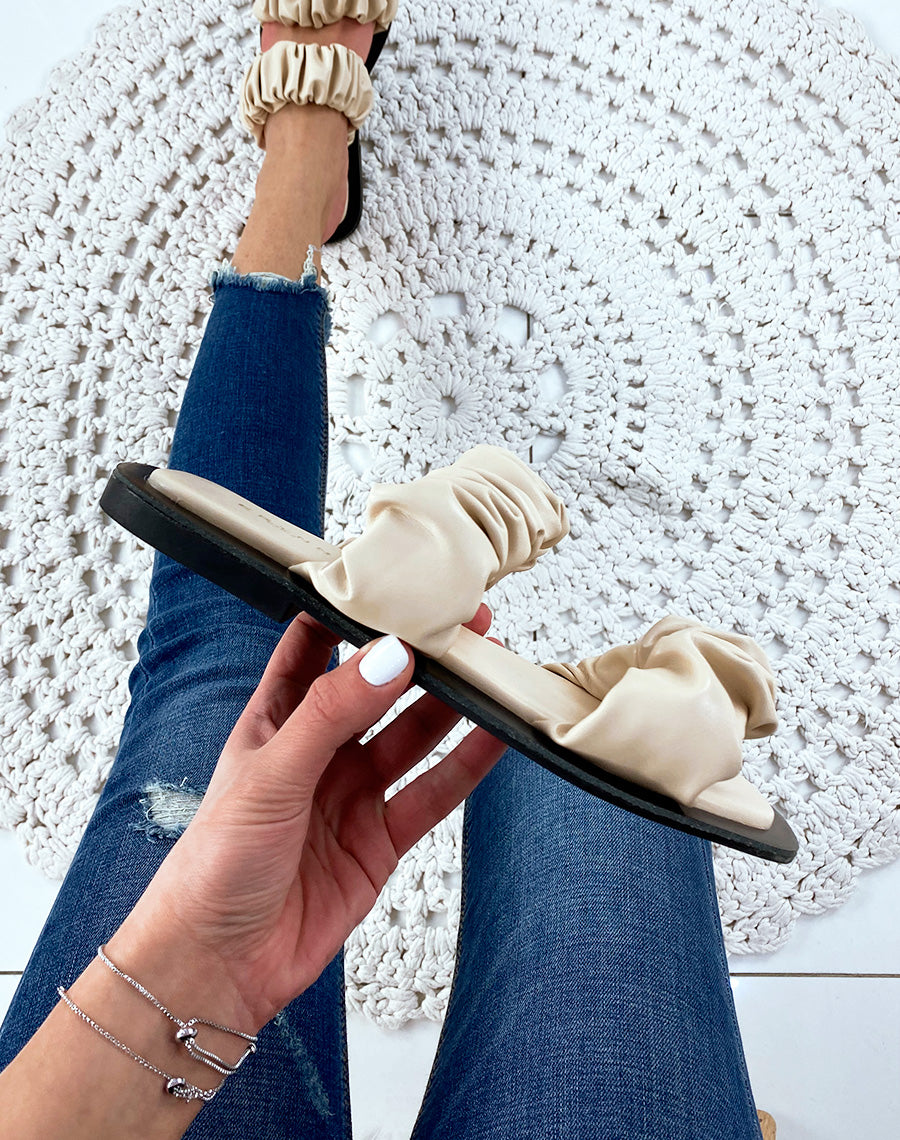 Sandales plates en simili cuir beige