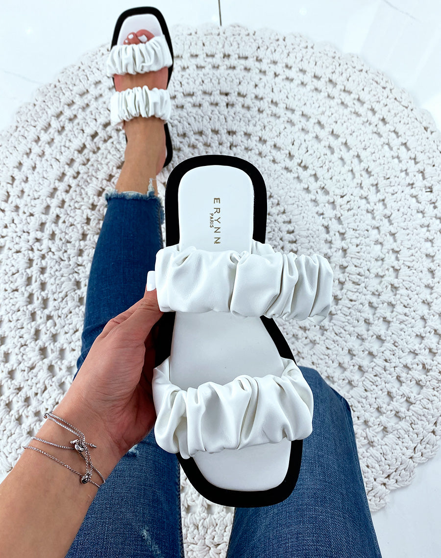 Sandales plates en simili cuir blanche
